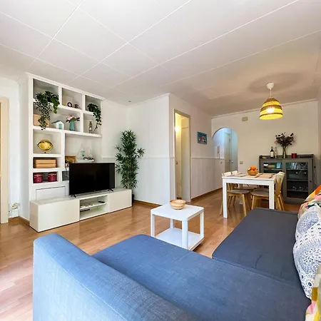 Charming Coastal Near Shops & Sea Apartment *